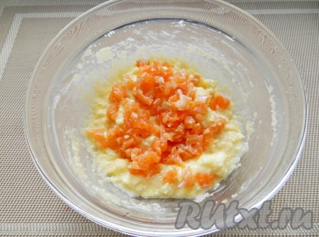 Филе соленой рыбы нарезать небольшими кусочками и перемешать с маслом.