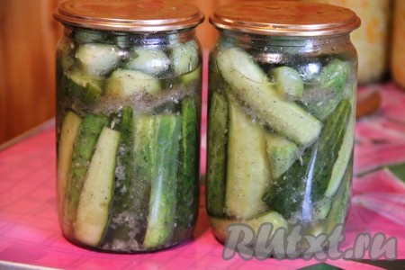 По истечении 1,5 часов огурцы плотно уложить в заранее простерилизованные банки, залить маринадом из миски, в которой были огурчики, и накрыть заранее прокипячёнными крышками.