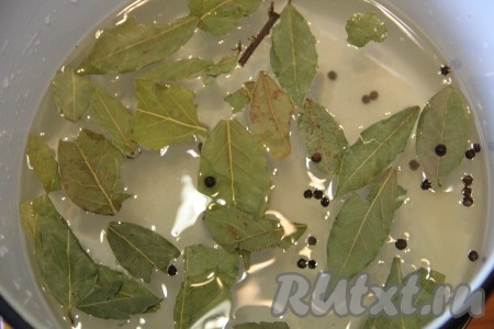 Все ингредиенты для рассола кроме уксуса перемешать и довести до кипения. Дать рассолу покипеть 2-3 минуты и добавить уксус. Даем маринаду закипеть, процеживаем его и заливаем маринадом наши банки с огурцами.