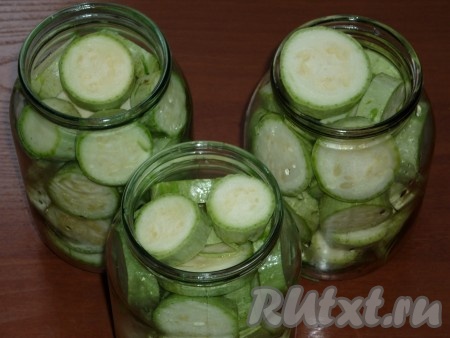 Кабачки помыть и нарезать кольцами шириной 0,5-1 см. На дно банки положить по 1 штуке гвоздики и душистого перца, 2-3 горошинки черного перца, зонтик укропа, а сверху выложить нарезанные кабачки
