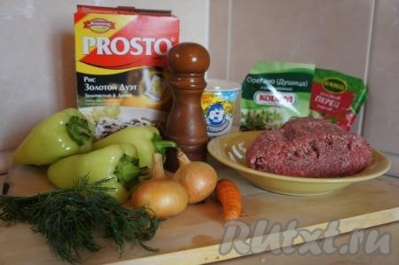 Подготовить продукты для приготовления фаршированного перца, тушёного в сметане. Фарш я приготовила заранее, пропустив кусочки говядины и свинины через мясорубку.
