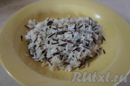 Рис промыть водой, затем выложить в кастрюлю с достаточно большим количеством кипящей воды, перемешать и с момента закипания варить на небольшом огне до полуготовности (в течение минут 15), затем откинуть на дуршлаг, оставить остывать. В этот раз для этого блюда я взяла смесь длиннозерного и дикого риса, но, в принципе, можно взять любой рис, который у вас есть. Тут уж дело вкуса, кому-то нравится длиннозерный рис, а кому-то - круглый.