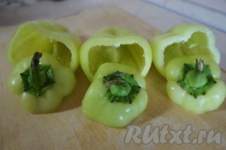 Перцы тщательно вымыть, удалить семенные коробочки, отрезав "крышечку" от перца (плодоножку в "крышечке" можно удалить, я решила оставить), обсушить.