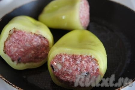 Наполнить перцы фаршем (как на фото) и слегка их обжарить в небольшом количестве растительного масла с двух сторон на среднем огне, убрать со сковороды.