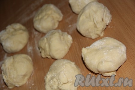 Подошедшее тесто переложить на присыпанную мукой поверхность, обмять и разделить на 8-10 частей.&nbsp;

