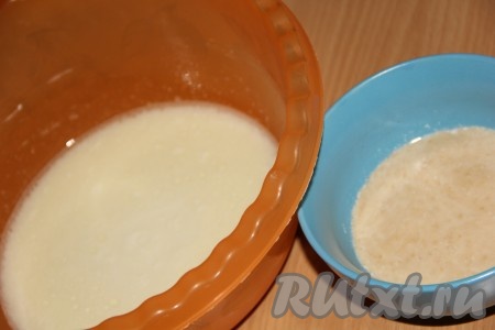 Через 15 минут в достаточно объёмной миске соединить простоквашу комнатной температуры, растительное масло, сахар, соль, влить запенившуюся дрожжевую смесь, хорошо перемешать.&nbsp;