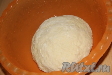 В получившуюся смесь частями добавить просеянную муку, замешивая эластичное, не липнущее к ладоням тесто. Накрыть миску с тестом полотенцем и оставить в тёплом месте на 1 час.