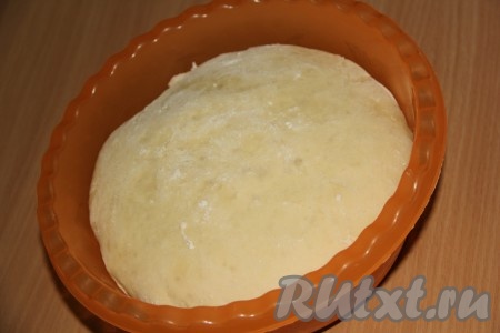 За это время тесто должно увеличиться в два раза.