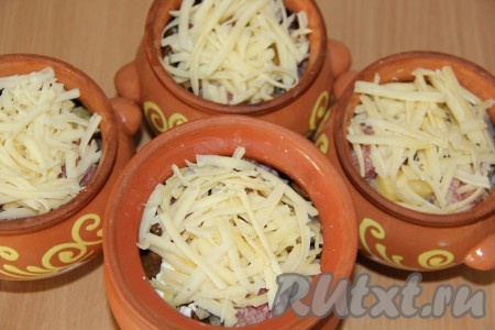 Верхним слоем разместить натёртый на тёрке сыр.&nbsp;
