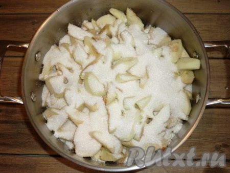 Засыпать сахаром&nbsp;и оставить на 1 час, чтобы яблоки пустили сок.
