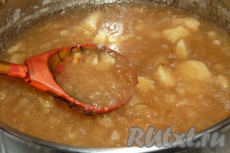 Довести до кипения и варить яблочное повидло, помешивая, на медленном огне 30-40 минут. Готовность повидла &nbsp;можно проверить, капнув каплю на тарелку, если капля не растекается, значит повидло готово.
