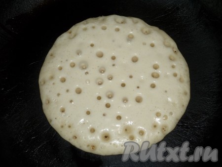 Тесто, которое мы оставляли на 15-20 минут, будет достаточно жидким. На горячую сухую сковороду (если не уверены в качестве покрытия сковороды, тогда слегка смажьте её маслом) налить 2-3 столовых ложки теста. Снизу блин должен поджариться до румяной корочки, а сверху он должен подсохнуть (на его поверхности не должно быть влажных пятен) и покрыться дырочками - это признак готовности арабского блина.&nbsp;