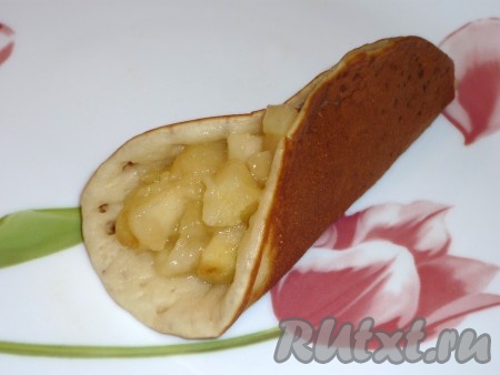 Заполнить блинчики с открытой стороны остывшей яблочной начинкой.&nbsp;
