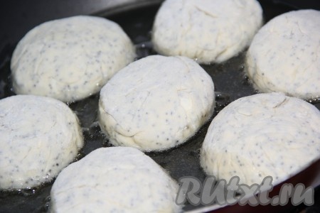 Жарить сырнички с двух сторон до золотистого цвета на разогретой сковороде с добавлением растительного масла.
