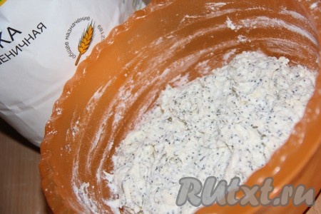 Добавить муку и тщательно перемешать до однородности. Творожная масса должна получиться густой, тогда сырники будет формировать достаточно легко (поэтому муки может понадобиться чуть больше или меньше).
