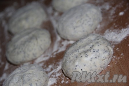 Из творожной массы сформировать сырники, обвалять их в муке.&nbsp;
