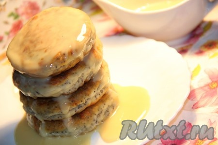 Сырники с маком получаются очень вкусными, а прекрасным дополнением к ним станут сгущенка, сметана или сладкий соус.
