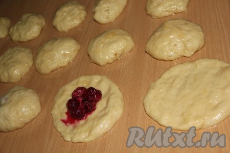 Из теста сделать лепёшку, выложить на середину вишню и сформировать круглый пирожок. 