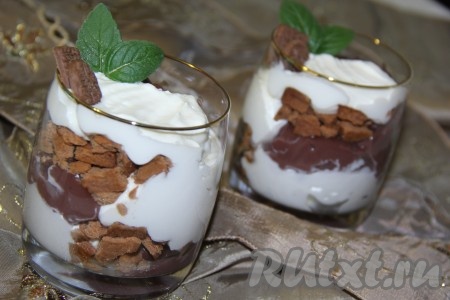 Наш простой и вкусный десерт из пудинга, сливок и печенья осталось охладить, украсить по желанию и можно подавать к столу.
