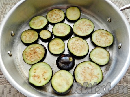 Кружочки баклажанов обжарить в сковороде на растительном масле с обеих сторон до золотистой корочки.