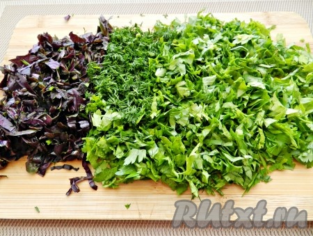 Свежую зелень (у меня - петрушка, базилик и укроп), вымыть, нарезать.