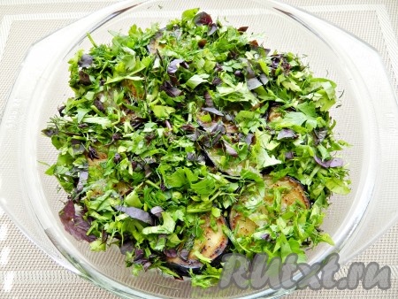 В таком виде баклажаны накрыть крышкой и убрать в холодильник на сутки.