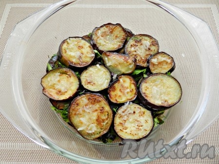 Обжарить следующую партию баклажанов, также окунуть в маринад, посыпать чесноком и зеленью.
