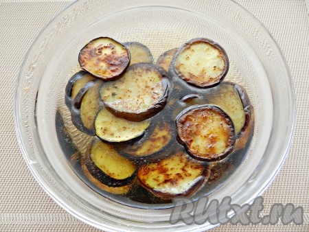 В отдельной посуде развести уксус водой. Обжаренные баклажаны окунуть в маринад.