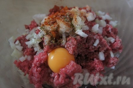 В фарш (я взяла фарш из свинины и говядины) добавляем 1 мелко нарезанную луковицу, соль, специи (я использовала паприку, чёрный молотый перец, куркуму, орегано), яйцо и тщательно перемешиваем.