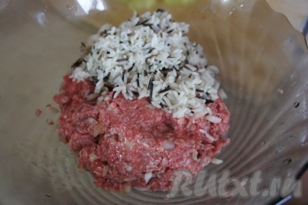 Сюда же выкладываем рис, отваренный до полуготовности, перемешиваем.