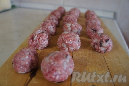 Из получившейся смеси из фарша и риса формируем небольшие шарики - это и будут наши ёжики.