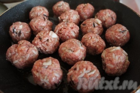 На сковороде разогреваем растительное масло, выкладываем ёжики и обжариваем их на среднем огне до золотистого цвета со всех сторон.