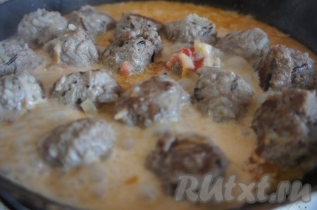 На отдельной достаточно глубокой сковороде разогреваем растительное масло, выкладываем вторую мелко нарезанную луковицу, добавляем морковку, натёртую на крупной тёрке, перемешиваем, обжариваем овощи, иногда помешивая, на среднем огне в течение 5 минут (морковка должна стать мягкой). После этого, по желанию, добавляем болгарский перец, нарезанный на небольшие кубики, перемешиваем, обжариваем овощи минуты 3, периодически перемешиваем. Для приготовления сметанного соуса в отдельной ёмкости соединяем сметану, воду комнатной температуры и соль, тщательно перемешиваем, вливаем в сковороду с обжаренными овощами, доводим до кипения и уменьшаем огонь до минимума. В получившийся сметанный соус выкладываем обжаренные ёжики. Сметанный соус должен покрывать ёжики, как минимум, на 2/3, поэтому, если будет необходимо, добавьте в сковороду ещё немного воды. Доводим соус до кипения, уменьшаем огонь, накрываем сковороду крышкой и тушим минут 20-25.