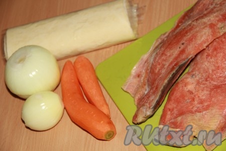 Тесто предварительно разморозить. Филе рыбы посолить, поперчить.
