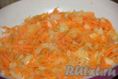 Лук мелко нарезать, морковь натереть на крупной тёрке. Обжарить овощи на растительном масле до золотистого цвета, затем немного остудить.