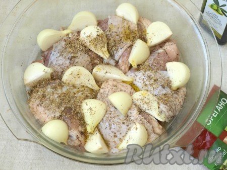 Посыпать курицу орегано и сбрызнуть оливковым маслом.