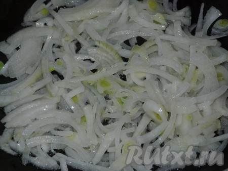 Обжарить на растительном масле лук до золотистого цвета.
