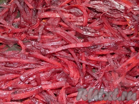 Готовую морковку отправить к луку, а затем обжарить свёклу. Все овощи слегка остудить.