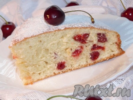 Очень вкусный кекс на сметане остудить в форме, затем достать и посыпать сахарной пудрой.
