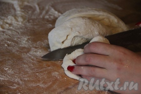 Готовое тесто разделить на 4 части.