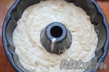 Выложить тесто для пирога в форму не больше 20 см диаметром (у меня круглая с дыркой), поставить выпекаться в разогретую духовку на 40 минут при температуре 180 градусов.&nbsp;Готовность проверять зубочисткой.
