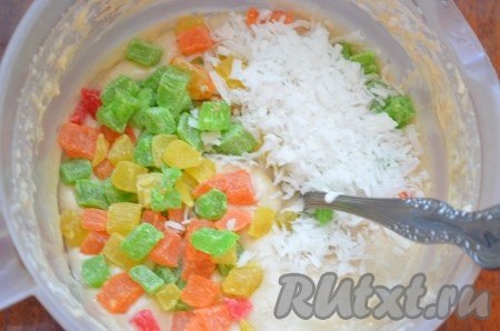 В самом конце добавить цукаты и кокосовую стружку (можно без неё). Перемешать. Тесто для пирога с цукатами получится, как густая сметана.
