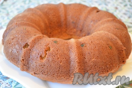 Готовый пирог остудить, достать из формы, посыпать сахарной пудрой.
