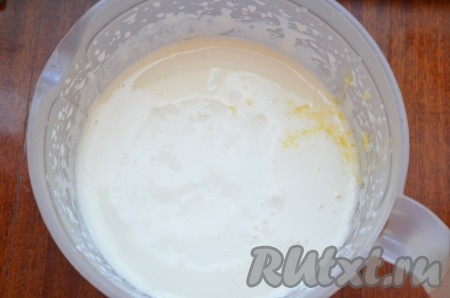 В сметане размешать соду, оставить на 5 минут, пусть погасится. К взбитым яйцам добавить сметану с содой и немного растопленное масло. Взбить.&nbsp;