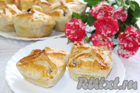 Поставить противень в разогретую до 200 градусов духовку. Выпекать слойки с творогом и смородиной минут 20-25 (до золотистости слоёного теста). Готовую выпечку достать из духовки, дать немного остыть и можно подавать к столу. Слойки, благодаря творожно-ягодной начинке, получаются необыкновенно вкусными.&nbsp;