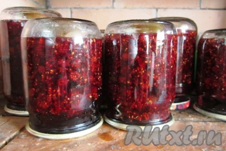 Банки с горячим вареньем перевернуть и оставить до полного остывания.