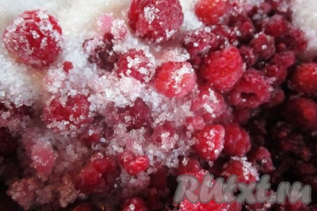 Засыпать малину сахаром в неокисляющейся посуде. Ягоды оставить на несколько часов или на ночь, чтобы выступил сок.
