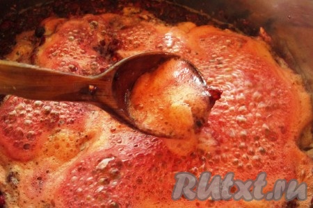 После закипания варить варенье 5-7 минут. Снимать появляющиеся пенки.