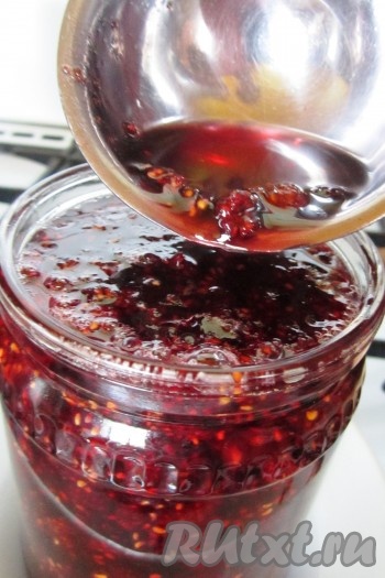 Готовую "пятиминутку" разлить по банкам и сразу же закатать.
