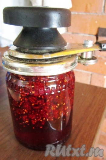 Готовую "пятиминутку" разлить по банкам и сразу же закатать.